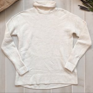 GAP turtle/mock neck knit sweater size M